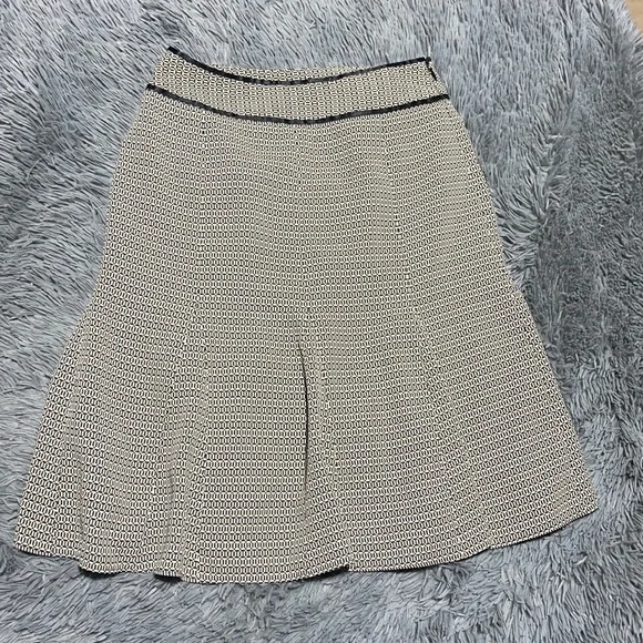 π₯°π₯°Ann Taylor LOFT Skirtπ₯°π₯° - Picture 2 of 10